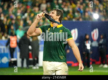 Der Südafrikaner Eben Etzebeth feiert nach dem Sieg des Finalspiels der Rugby-Weltmeisterschaft 2023 im Stade de France in Paris. Bilddatum: Samstag, 28. Oktober 2023. Stockfoto