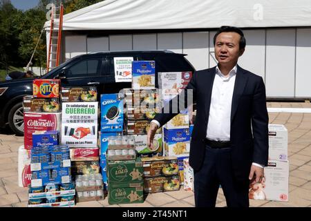 Mexiko-Stadt, Mexiko. Oktober 2023. 25. Oktober 2023, Mexiko-Stadt: Chinas Botschafter in Mexiko, Zhang Run, spendet Nahrung für die von Hurrikan Otis betroffenen Menschen in Acapulco beim Kulturfestival China in Los Pinos im Kulturkomplex Los Pinos in Mexiko-Stadt. Am 25. Oktober 2023 in Mexiko-Stadt, Mexiko (Foto: Luis Barron/Eyepix Group/SIPA USA). Quelle: SIPA USA/Alamy Live News Stockfoto