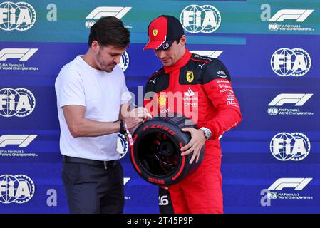 Mexiko-Stadt, Mexiko. Oktober 2023. Charles Leclerc (MON) Ferrari erhält den Pirelli Pole Position Award im Qualifying parc Ferme. Formel-1-Weltmeisterschaft, Rd 20, großer Preis von Mexiko, Samstag, 28. Oktober 2023. Mexiko-Stadt, Mexiko. Quelle: James Moy/Alamy Live News Stockfoto