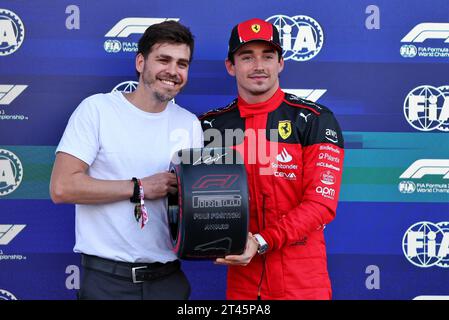 Mexiko-Stadt, Mexiko. Oktober 2023. Charles Leclerc (MON) Ferrari erhält den Pirelli Pole Position Award im Qualifying parc Ferme. Formel-1-Weltmeisterschaft, Rd 20, großer Preis von Mexiko, Samstag, 28. Oktober 2023. Mexiko-Stadt, Mexiko. Quelle: James Moy/Alamy Live News Stockfoto