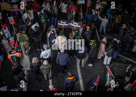 London, England, Großbritannien. 28. Oktober 2023.Tausende von Menschen marschieren durch die Londoner Innenstadt und fordern ein kostenloses Palästina. Bild: © Horst Friedrichs Credit: horst friedrichs/Alamy Live News Stockfoto