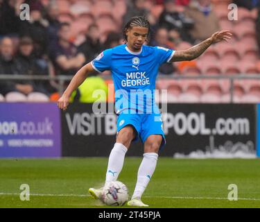 Jadel Katongo #2 von Peterborough United während des Spiels der Sky Bet League 1 Blackpool gegen Peterborough United in Bloomfield Road, Blackpool, Großbritannien, 28. Oktober 2023 (Foto: Steve Flynn/News Images) Stockfoto