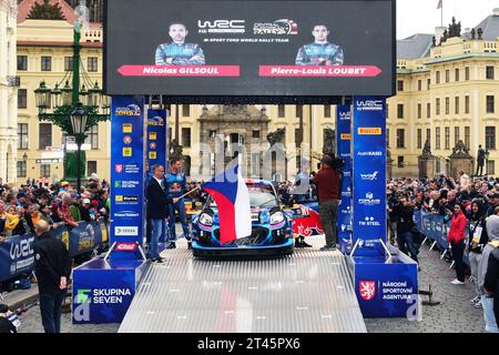 Prag, Deutschland. Oktober 2023. Während der FIA World Rallye Championship WRC Central European Rallye stehen sie vor einem zeremoniellen Start in Prag, Tschechien 26. Oktober 2023 Credit: Independent Photo Agency/Alamy Live News Stockfoto