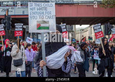 London, England, Großbritannien. 28. Oktober 2023.Tausende von Menschen marschieren durch London und rufen nach einem freien Palästina. Weibliche Demonstrantin mit blutgetränkten Blättern Credit Image: © Horst friedrichs Credit: horst friedrichs/Alamy Live News Stockfoto