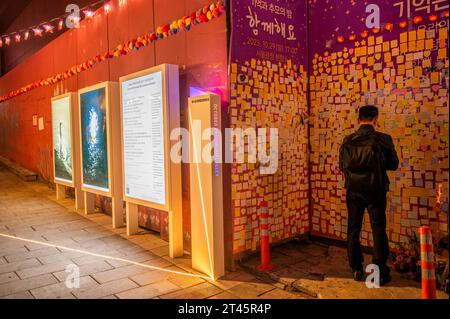 Seoul, Südkorea. Oktober 2023. Ein Besucher hinterlässt am Freitag, den 27. Oktober 2023, eine Nachricht an einer Gedenkmauer in einer Gasse im Itaewon-Viertel von Seoul, Südkorea. ein Jahr nach 159 Menschen starben während einer Halloween-Menschenmassen. Die Gasse wurde offiziell als „29. Oktober Memorial Alley“ bezeichnet, bevor die Tragödie gefeiert wurde. Foto: Thomas Maresca/UPI Credit: UPI/Alamy Live News Stockfoto