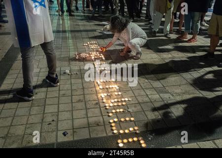 Jerusalem, Israel. Oktober 2023. Eine israelische Frau zündet eine Kerze mit anderen an, die auf Hebräisch „We Have't Lost Our Hope“ schreiben, was Texte aus einem populären Lied sind, während sie am 28. Oktober 2023 eine Geiselfreisetzungswache in Zentral-Jerusalem abhalten. Während die israelischen Streitkräfte ihre militärischen Aktionen im Gazastreifen ausweiten, hoffen die Familien von rund 229 Geiseln, die von Hamas-Terroristen im Gazastreifen festgehalten werden, auf ihre Freilassung. Die Geiseln wurden während der Hamas-Infiltration vor drei Wochen genommen. Foto von Jim Hollander/UPI Credit: UPI/Alamy Live News Stockfoto