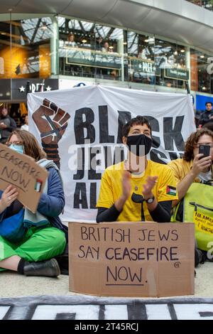 London, Großbritannien. Oktober 2023. Pro-Palästina-Demonstranten blockieren die Halle des Bahnhofs Waterloo. Britische Juden protestieren mit Plakaten. Bild: © Horst Friedrichs Credit: horst friedrichs/Alamy Live News Stockfoto