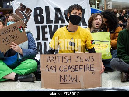 London, Großbritannien. Oktober 2023. Pro-Palästina-Demonstranten blockieren die Halle des Bahnhofs Waterloo. Britische Juden protestieren mit Plakaten. Bild: © Horst Friedrichs Credit: horst friedrichs/Alamy Live News Stockfoto