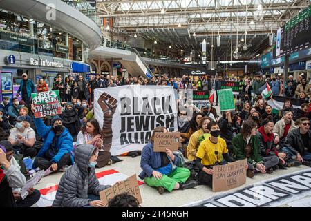 London, Großbritannien. Oktober 2023. Pro-Palästina-Demonstranten blockieren die Halle des Bahnhofs Waterloo. Britische Juden protestieren mit Plakaten. Bild: © Horst Friedrichs Credit: horst friedrichs/Alamy Live News Stockfoto