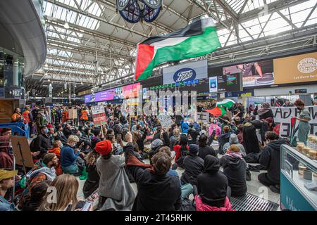 London, Großbritannien. Oktober 2023. Pro-Palästina-Demonstranten blockieren die Halle des Bahnhofs Waterloo. Britische Juden protestieren mit Plakaten. Bild: © Horst Friedrichs Credit: horst friedrichs/Alamy Live News Stockfoto