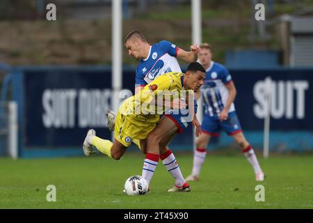 Hartlepool United kämpft Zak Johnson gegen Kairo Mitchell aus Rochdale während des Vanarama National League-Spiels zwischen Hartlepool United und Rochdale im Victoria Park, Hartlepool am Samstag, den 28. Oktober 2023. (Foto: Mark Fletcher | MI News) Credit: MI News & Sport /Alamy Live News Stockfoto