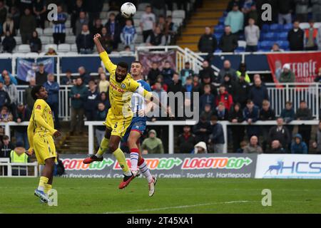 Ethan Ebanks-Landell aus Rochdale stellt sich am Samstag, den 28. Oktober 2023, in Victoria Park, Hartlepool, im Vanarama National League-Spiel zwischen Hartlepool United und Rochdale gegen Zak Johnson aus Hartlepool. (Foto: Mark Fletcher | MI News) Credit: MI News & Sport /Alamy Live News Stockfoto