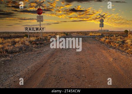 Eisenbahnüberquerung bei Sonnenuntergang in South Australia Stockfoto