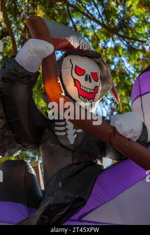 Aufblasbare Grim Reaper Dekoration vor einem Haus für Halloween in Vancouver, Kanada. Stockfoto