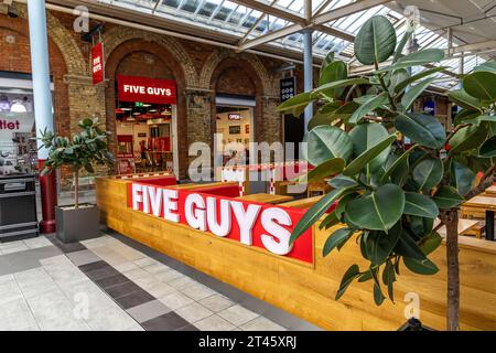 Swindon, Großbritannien - 27. Oktober 2023: FIVE GUYS, berühmtes Franchise von Fast-Food-Restaurants, Burgern, Pommes Frites, Milchshakes im Swindon Designer Outlet. Stockfoto