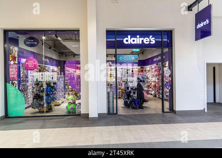 Swindon, Großbritannien - 27. Oktober 2023: Claire's Geschäft in einem Einkaufszentrum in Swindon Designer Outlet Chain Einzelhändler, der Schmuck und Modeaccessoires anbietet Stockfoto