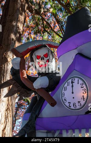 Aufblasbare Grim Reaper Dekoration vor einem Haus für Halloween in Vancouver, Kanada. Stockfoto