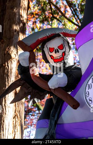 Aufblasbare Grim Reaper Dekoration vor einem Haus für Halloween in Vancouver, Kanada. Stockfoto