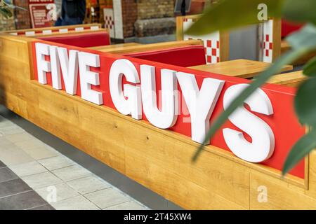 Swindon, Großbritannien - 27. Oktober 2023: FIVE GUYS, berühmtes Franchise von Fast-Food-Restaurants, Burgern, Pommes Frites, Milchshakes im Swindon Designer Outlet. Stockfoto