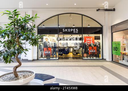 Swindon, Großbritannien - 27. Oktober 2023: Skopes Store bietet eine Reihe von Herrenbekleidung, darunter Anzüge, Oberbekleidung und Accessoires im Swindon Designer Outlet Stockfoto