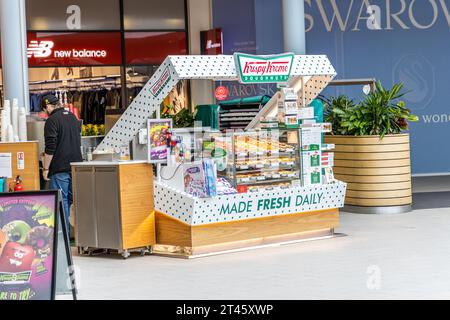 Swindon, Großbritannien - 27. Oktober 2023: Blick auf den Krispy Kreme Doughnut Point of Sale im Swindon Designer Outlet Stockfoto