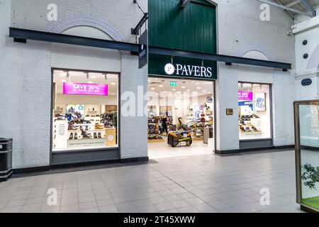 Swindon, Großbritannien - 27. Oktober 2023: Schuhwerk für Pflastersteine High Street Frontage im Swindon Designer Outlet Stockfoto