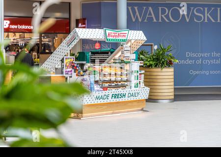 Swindon, Großbritannien - 27. Oktober 2023: Blick auf den Krispy Kreme Doughnut Point of Sale im Swindon Designer Outlet Stockfoto