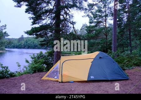 Ein Zelt in der wunderschönen Natur Südschweden Stockfoto