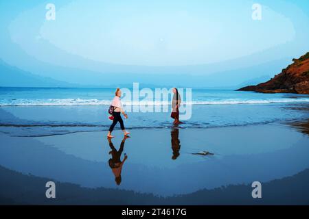 20.02.2019 Goa, Indien. Mönch und touristische Frau treffen sich auf dem Beacj von Südindien. Frau beobachtet Mönch Stockfoto