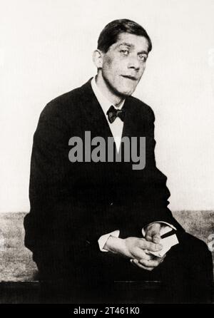 1920 , ÖSTERREICH : der gefeierte österreichische EXPRESSIONIST Maler, Dichter und Dramatiker OSKAR KOKOSCHKA ( 1886–1980 ). Porträt von Hugo Erfurth ( 1874 - 1948 ) . - GESCHICHTE - FOTO STORICHE - ESPRESSIONISMO - ESPRESSIONISTA - EXPRESSIONISMUS - KUNST - ARTE - PITTURA - Malerei - PITTORE - Künstler - artista - Porträt - ritratto - Krawatte Schleife - cravatta papillon - Kragen - Colletto - DRAMMATURGO - TEATRO - THEATER - POESIE - POESIE - POETA --- ARCHIVIO GBB Stockfoto