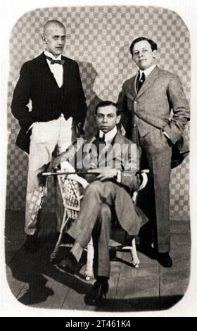 1909 c. , ÖSTERREICH : der gefeierte österreichische EXPRESSIONISTISCHE Maler, Dichter und Dramatiker OSKAR KOKOSCHKA ( 1886–1980). Mit Freunden: MAX OPPENHEIMER ( Mitte ) und ERNST REINHOLD ( rechts ). Porträt eines unbekannten Fotografen. - GESCHICHTE - FOTO STORICHE - ESPRESSIONISMO - ESPRESSIONISTA - EXPRESSIONISMUS - KUNST - ARTE - PITTURA - Malerei - PITTORE - Künstler - artista - Porträt - ritratto - Krawatte Schleife - cravatta papillon - Kragen - Colletto - DRAMMATURGO - TEATRO - THEATER - POESIE - POESIE - POETA - amici - Freunde - ARCHIVIO GBB Stockfoto