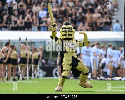 Orlando, FL, USA. Oktober 2023. UCF Mascot Knightro tritt vor dem NCAA-Fußballspiel in der 1. Hälfte zwischen den West Virginia Mountaineers und den UCF Knights im FBC Mortgage Stadium in Orlando, FL, auf. Romeo T Guzman/CSM/Alamy Live News Stockfoto