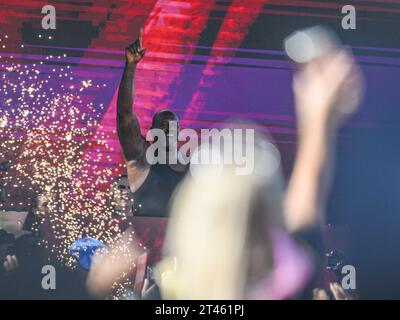 Orlando, FL, USA. Oktober 2023. DJ Diesel aka Shaquille O'Neal tritt im IOA Plaza auf, bevor das NCAA-Football-Spiel zwischen den West Virginia Mountaineers und den UCF Knights im FBC Mortgage Stadium in Orlando, FL, stattfindet. Romeo T Guzman/CSM/Alamy Live News Stockfoto