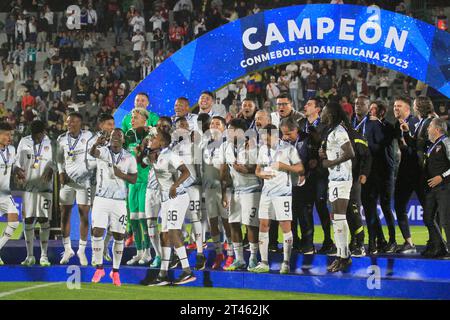 Maldonado, Uruguay. Oktober 2023. Spieler von LDU Quito feiern nach dem Spiel zwischen Fortaleza und LDU Quito für das Finale Copa Sudamericana 2023 im Domingo Burgueno Stadium in Maldonado, Uruguay am 28. Oktober. Foto: Pool Pelaez Burga/DiaEsportivo/DiaEsportivo/Alamy Live News Credit: DiaEsportivo/Alamy Live News Stockfoto