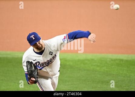 Arlington, Usa. Oktober 2023. Jordan Montgomery wirft im ersten Inning gegen die Arizona Diamondbacks im zweiten Spiel der World Series 2023 auf dem Globe Life Field in Arlington, Texas am Samstag, den 28. Oktober 2023. Foto: Ian Halperin/UPI Credit: UPI/Alamy Live News Stockfoto