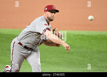 Arlington, Usa. Oktober 2023. Arizona Diamondbacks Starthörer Merrill Kelly wirft im ersten Inning gegen die Texas Rangers im zweiten Spiel der World Series 2023 auf dem Globe Life Field in Arlington, Texas am Samstag, den 28. Oktober 2023. Foto: Ian Halperin/UPI Credit: UPI/Alamy Live News Stockfoto