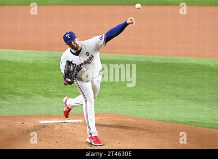 Arlington, Usa. Oktober 2023. Jordan Montgomery wirft im ersten Inning gegen die Arizona Diamondbacks im zweiten Spiel der World Series 2023 auf dem Globe Life Field in Arlington, Texas am Samstag, den 28. Oktober 2023. Foto: Ian Halperin/UPI Credit: UPI/Alamy Live News Stockfoto