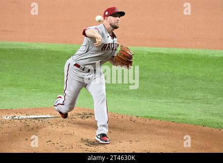 Arlington, Usa. Oktober 2023. Arizona Diamondbacks Starthörer Merrill Kelly wirft im ersten Inning gegen die Texas Rangers im zweiten Spiel der World Series 2023 auf dem Globe Life Field in Arlington, Texas am Samstag, den 28. Oktober 2023. Foto: Ian Halperin/UPI Credit: UPI/Alamy Live News Stockfoto