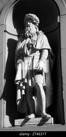 Florenz - Leonardo-da-Vinci-Statue auf der Fassade der Uffizien von Luigi Pampaloni. Stockfoto