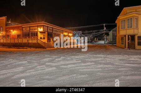 Dawson City, Yukon, Kanada – 06. Oktober 2023: Blick auf den historischen Red Feather Saloon bei winterlicher Nacht Stockfoto