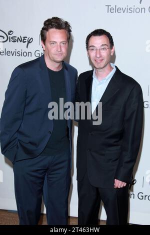 BEVERLY HILLS, KALIFORNIEN - 1. AUGUST: Matthew Perry nimmt am 1. August 2010 im Beverly Hilton in Beverly Hills, Kalifornien, an der 2010 Summer TCA Panel der Disney ABC Television Group Teil. Leute: Matthew Perry Stockfoto