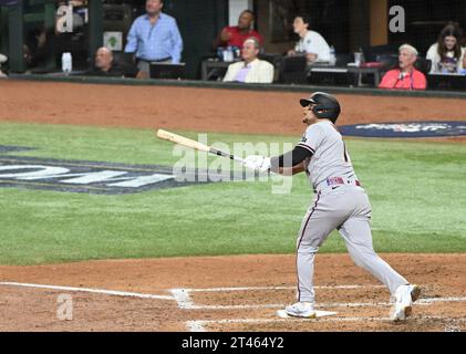 Arlington, Usa. Oktober 2023. Arizona Diamondbacks Gabriel Moreno trifft im vierten Inning gegen die Texas Rangers im zweiten Spiel der World Series 2023 im Globe Life Field in Arlington, Texas am Samstag, den 28. Oktober 2023, einen Solo-Home-Run. Foto: Ian Halperin/UPI Credit: UPI/Alamy Live News Stockfoto