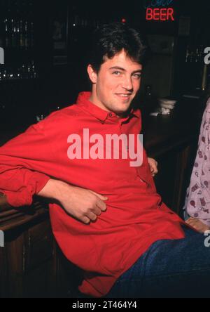 Matthew Perry bei der Geburtstagsparty für Valerie Bertinelli am 23. April 1990. Copyright: XRalphxDominguez/MediaPunchx Credit: Imago/Alamy Live News Stockfoto