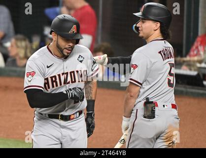 Arlington, Usa. Oktober 2023. Arizona Diamondbacks Tommy Pham feiert mit Alek Thomas, nachdem er im vierten Inning gegen die Texas Rangers im zweiten Spiel der World Series 2023 im Globe Life Field in Arlington, Texas am Samstag, den 28. Oktober 2023, einen Treffer erzielt hat. Foto: Ian Halperin/UPI Credit: UPI/Alamy Live News Stockfoto