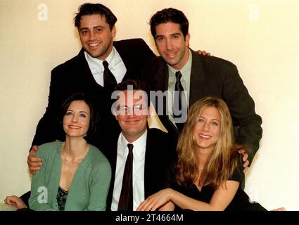 Dateifoto vom 03/98 der Stars der amerikanischen Sitcom Friends bei einem Fotobesuch in London, wo sie für die letzte Folge ihrer aktuellen Serie (von links nach rechts) Matt Le Blanc, David Schwimmer, Courteney Cox, Matthew Perry und Jennifer Aniston drehen. Freunde??? Star Matthew Perry wurde tot in seinem Haus in Los Angeles aufgefunden, laut Berichten in den USA. Ausgabedatum: Sonntag, 29. Oktober 2023. Stockfoto