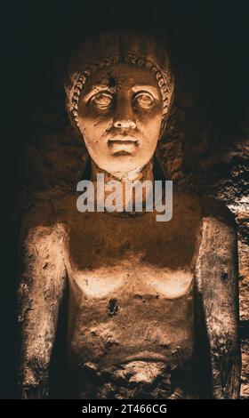 Eine kunstvoll geschnitzte Steinstatue in den Katakomben von Alexandria Stockfoto