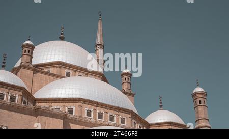 Die Moschee von Muhammad Ali zeichnet sich durch ihre berühmten Kuppeln aus Stockfoto