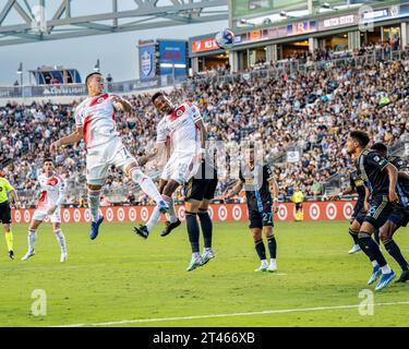 Bobby Wood New England Revolution MLS Stürmer (#17) mit Kopfzeile. Der Spieler der Major League Soccer führt den Ball vor dem Tor Guthaben: Don Mennig / Alamy News Stockfoto