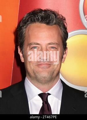 New York City, USA. Oktober 2023. Der 54-jährige „Friends“-Schauspieler Matthew Perry starb am 28. Oktober 2023 in seinem Haus in Los Angeles, Kalifornien. Er wurde am Samstag tot in seinem Whirlpool gefunden. Die Todesursache wird zu einem späteren Zeitpunkt vom Büro des Gerichtsmediziners in Los Angeles bestimmt. -------------------------------------------------------------------------------- 14. Mai 2012 New York City, NY Matthew Perry NBC Vortrag in der Radio City Music Hall © Steven Bergman/AFF-USA.COM Credit: AFF/Alamy Live News Stockfoto