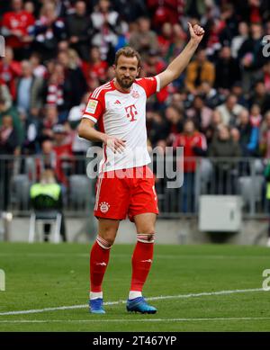 München, Deutschland. Oktober 2023. Harry Kane von Bayern München reagiert auf ein Fußballspiel der ersten Bundesliga zwischen Bayern München und dem SV Darmstadt 98 in München am 28. Oktober 2023. Quelle: Philippe Ruiz/Xinhua/Alamy Live News Stockfoto